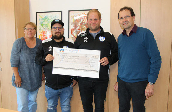 Personen von links nach rechts: Steffi Molter (ehrenamtliche Mitarbeiterin Kinder-Hospizdienst Saar), Nico Keller (Jugendleiter Palatia Limbach), Patrick Gessner (Jugendkoordinator und Trainer 1. Aktiven Mannschaft) und Dr. Peter Brunder (Kinder-Palliativ Image-2315
