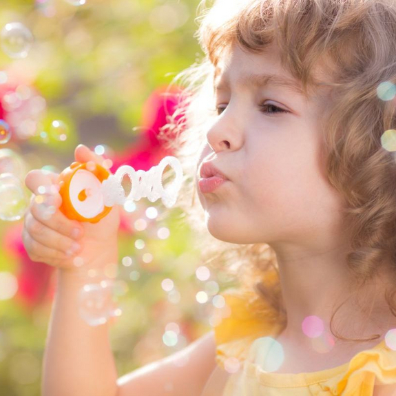 Maedchen_Seifenblasen_klein